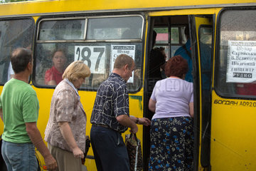 Lemberg  Ukraine  staedtischer Linienbus an einem verregneten Tag