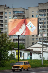 Lemberg  Ukraine  Werbeplakat fuer eine private Zahnklinik