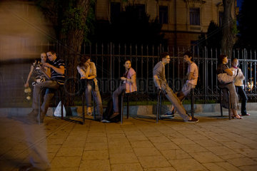 Lemberg  Ukraine  Jugendliche warten abends an einer Bushaltestelle