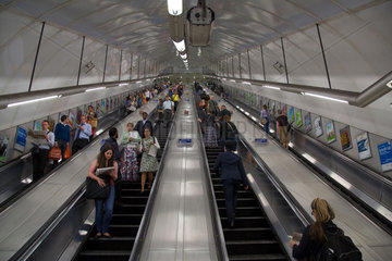 London  Grossbritannien  Rolltreppen in der U-Bahn-Station Holborn im Stadtteil Camden