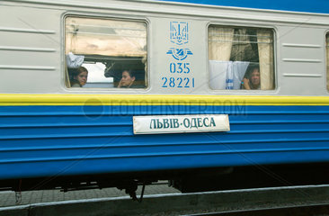 Lemberg  Ukraine  Passagiere in einem Zug im Hauptbahnhof
