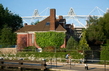 London  Grossbritannien  Blick von Hackney Wick auf den Olympiapark im Londoner East End
