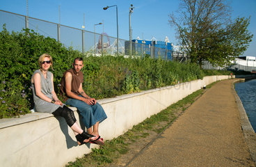 London  Grossbritannien  Bewohner des Stadtteils Hackney Wick am Olympiapark  der hinter dem Zaun beginnt