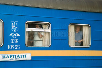 Lemberg  Ukraine  Passagiere in einem Zug im Hauptbahnhof