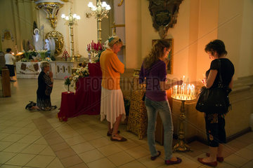 Lemberg  Ukraine  glaeubige Frauen in der St.-Georgs-Kathedrale