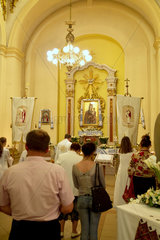 Lemberg  Ukraine  Glaeubige bei einem Gottesdienst vor der Ikone der Gottesmutter
