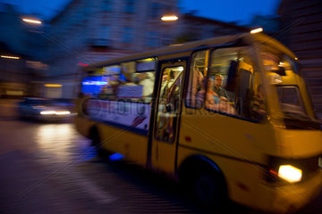 Lemberg  Ukraine  ein kleiner Linienbus in der Nacht
