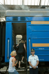 Lemberg  Ukraine  Fahrgaeste besteigen einen Zug im Hauptbahnhof