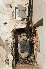Lemberg  Ukraine  Stromverteilerkasten aus Vorkriegszeiten mit neu gezogenen Kabeln