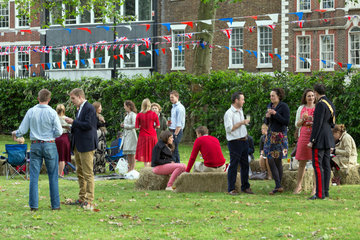 London  Grossbritannien  Menschen bei einer Gartenparty