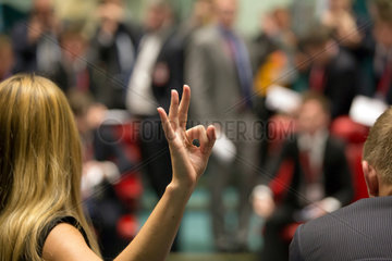 London  Grossbritannien  Brokerin in der London Metal Exchange macht ein Handzeichen