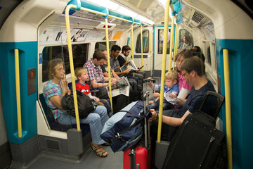 London  Grossbritannien  Menschen in der U-Bahn