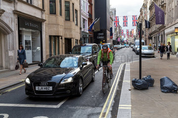London  Grossbritannien  Audi und Fahrradkurier warten an der Ampel
