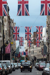 London  Grossbritannien  Union Flags in der Old Bond Street und London Black Cab