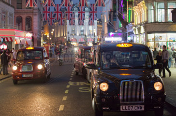 London  Grossbritannien  ein typisches Londoner Taxi am Piccadilly Circus