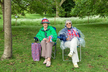 London  Grossbritannien  Frauen mit der Union Flag im St. James's Park