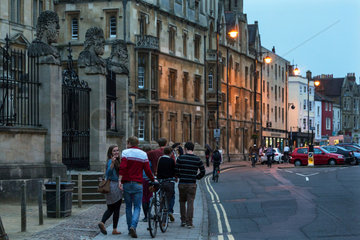 Oxford  Grossbritannien  Studenten in den Strassen der Altstadt