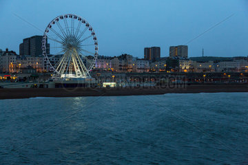 Brighton  Grossbritannien  Blick vom Brighton Pier zum Strand mit dem Brighton Wheel