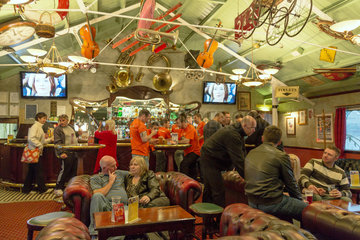 Brighton  Grossbritannien  originelle Pub Victoria s Bar auf dem Brighton Pier