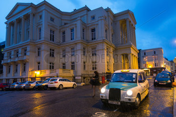 Brighton  Grossbritannien  Taxi in der Abenddaemmerung
