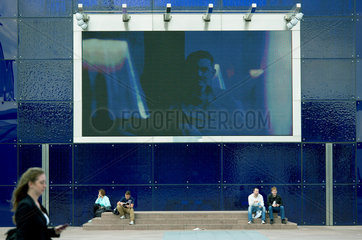 London  Grossbritannien  LED-Werbetafel am Peninsula Square