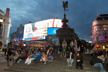 London  Grossbritannien  Touristen am Shaftesbury-Gedenkbrunnen am Abend