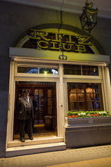 London  Grossbritannien  Eingang zum Spielkasino Ritz Club am Piccadilly