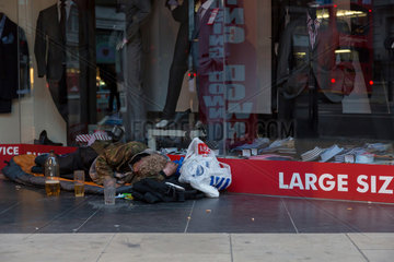 London  Grossbritannien  Obdachloser uebernachtet vor einem Modegeschaeft