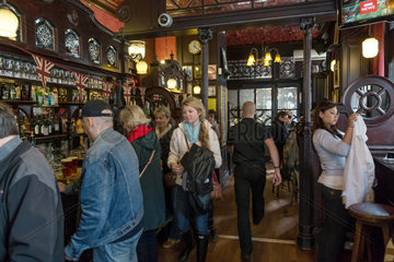 London  Grossbritannien  Gaeste in einem typisch britischen Pub