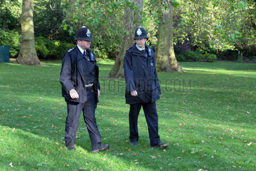 London  Grossbritannien  Polizisten laufen Streife im St. James's Park