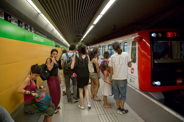 Barcelona  Spanien  U-Bahn und Menschen in der U-Bahnstation Sants Estacio