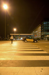 Barcelona  Spanien  Taxi und Fussgaenger am Flughafen Barcelona-El Prat