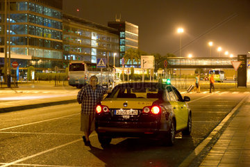 Barcelona  Spanien  Taxifahrer wartet auf Kundschaft am Flughafen Barcelona-El Prat