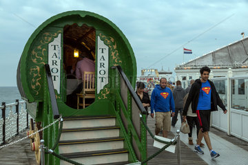 Brighton  Grossbritannien  Wahrsager mit Tarot-Karten auf dem Brighton Pier