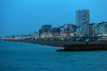 Brighton  Grossbritannien  Blick vom Brighton Pier zum Strand und Haeusern an der King s Road