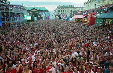 Posen  Polen  Ueberblick der Fanmeile am Plac Wolnosci beim Spiel der UEFA Euro 2012 Polen gegen Tschechien