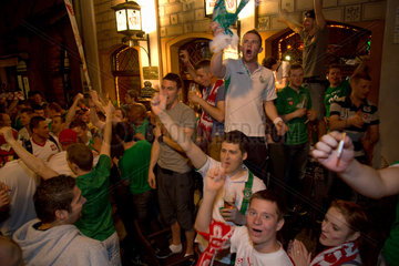 Posen  Polen  polnische und irische Fussballfans feiern Verbruederung am Stary Rynek