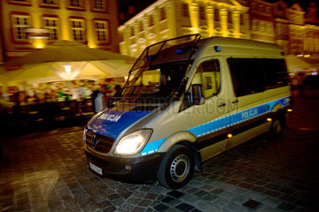 Posen  Polen  motorisierte Polizeistreife zeigt sich am Stary Rynek