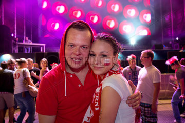 Posen  Polen  junge Fans bei der Afterparty am Tag des Eroeffnungsspiels