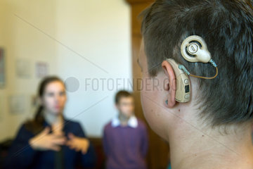 Posen  Polen  Junge mit einem Cochleaimplantat