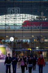 Berlin  Deutschland  Eingang zum Berliner Hauptbahnhof am Abend