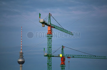 Berlin  Deutschland  Baukraene in Mitte und der Berliner Fernsehturm in der Abenddaemmerung