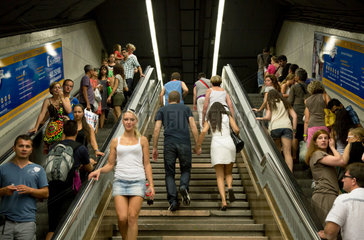 Barcelona  Spanien  Menschen auf den Treppen aus der U-Bahnstation Placa d'Espanya