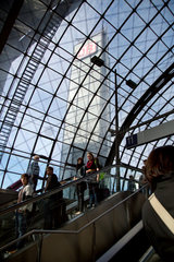 Berlin  Deutschland  Rolltreppe zu einem Bahnsteig im Berliner Hauptbahnhof