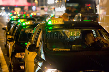 Barcelona  Spanien  Taxifahrer am Placa d'Espanya