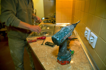 Posen  Polen  Installateur repariert einen Gasherd