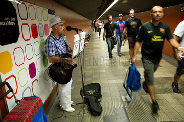 Barcelona  Spanien  Strassenmusiker in einem Durchgang