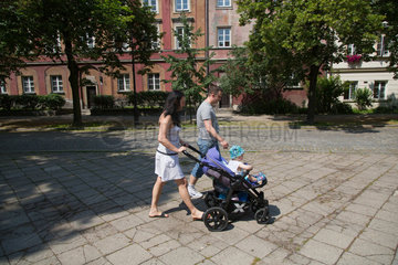Warschau  Polen  eine Familie mit Kleinkind im Stadtteil Nowe Miasto.