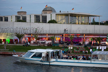 Berlin  Deutschland  Spree  Strandbar Capital Beach im Spreebogenpark  das Paul-Loebe-Haus und Reichstag