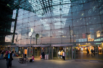 Berlin  Deutschland  Eingang zum Berliner Hauptbahnhof in der Abenddaemmerung